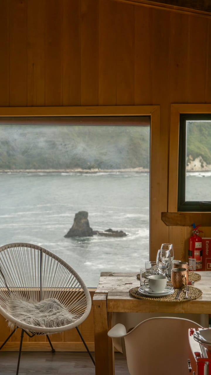 Comedor con ventanal al mar