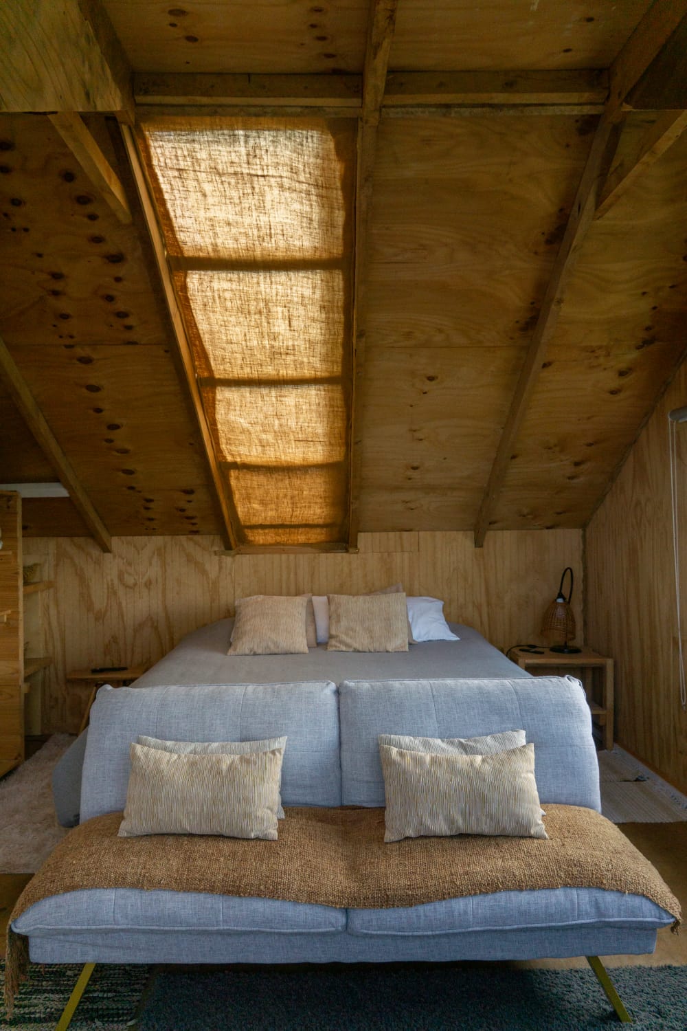 Dormitorio loft con luz natural