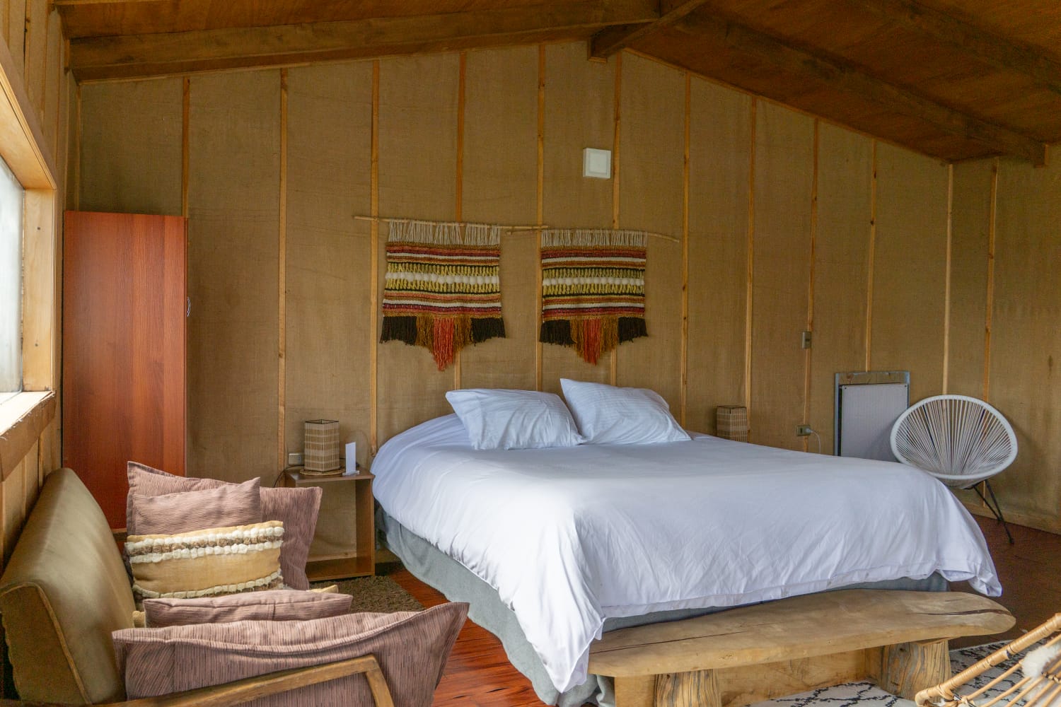 Dormitorio con tejidos artesanales