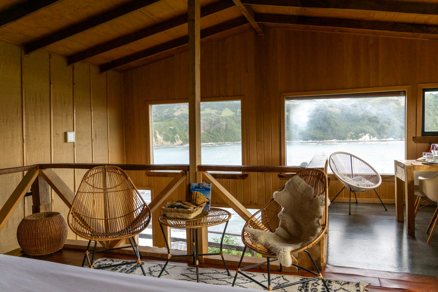 Living del lodge con vista a la bahía
